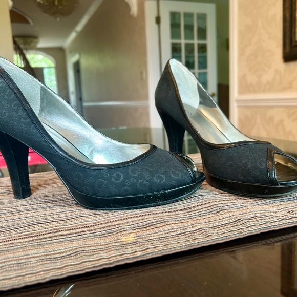 Guess Black Peep Toe Fabric Heels with Embossed “G” Size 10 M - Picture 2 of 9